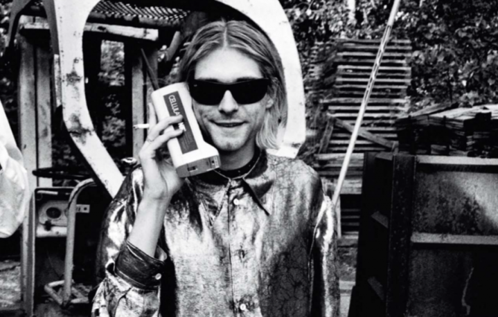 Quando arrivarono le agenzie sul malore di Kurt Cobain (qui fotografato da Anton Corbijn nel 1993) all’Excelsior di Roma, l’Ansa lo chiamò “Kurt Poupon”. Si era registrato così all’hotel