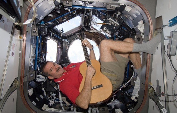 Chris Hadfield, professione: artista spaziale. Foto: NASA