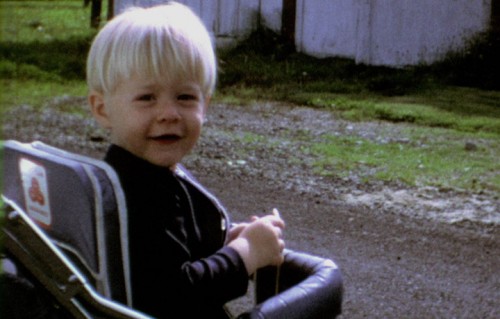 Un fotogramma di Montage Of Heck, che ritrae un bambino vivace di nome Kurt Cobain.