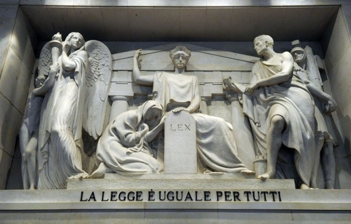 Gli spari al Tribunale di Milano sono soltanto un terribile fatto di cronaca