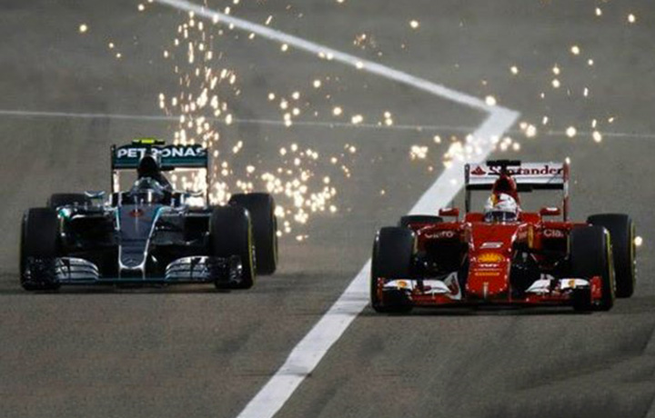 Nico Rosberg, Mercedes , supera la Ferrari di Sebastian Vettel (foto: Facebook Fia / Glenn Dunbar/LAT Photographic)
