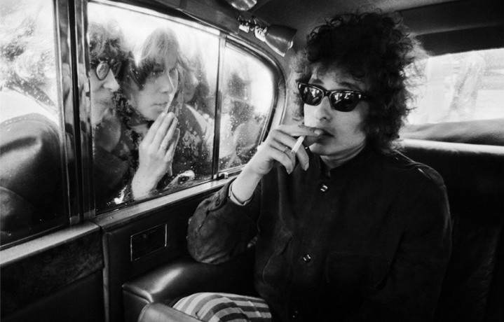 Foto di © Barry Feinstein - Le fan di Dylan attraverso la limo, London 1966