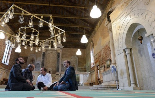 "The mosque", l'installazione di Christoph Büchel