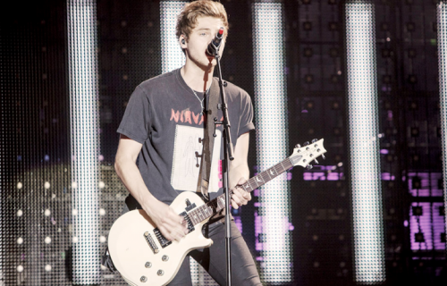 Luke Hemmings dei 5 Seconds of Summer in concerto a Milano, unica tappa italiana del Rock Out With Your Socks Out Tour