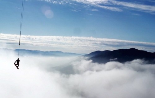 "Wildman" con lo snowbard in mezzo alle nuvole