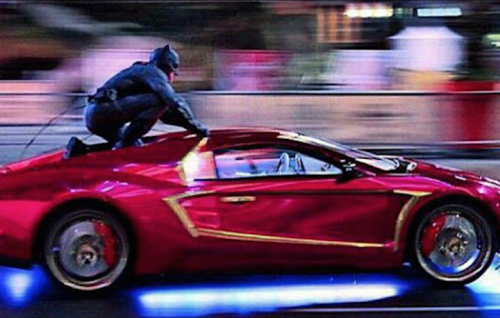 Batman sul tetto dell'auto del Joker durante le riprese del film "Suicide Squad"
