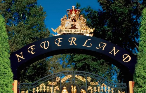 L'ingresso del ranch di Neverland, oggetto della perquisizione del 2003. Fonte: Julien's Auctions
