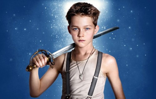 Levi Miller nei panni di Peter Pan.