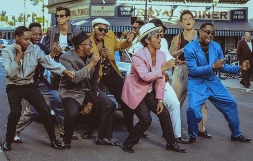 Un frame del video di Uptown funk