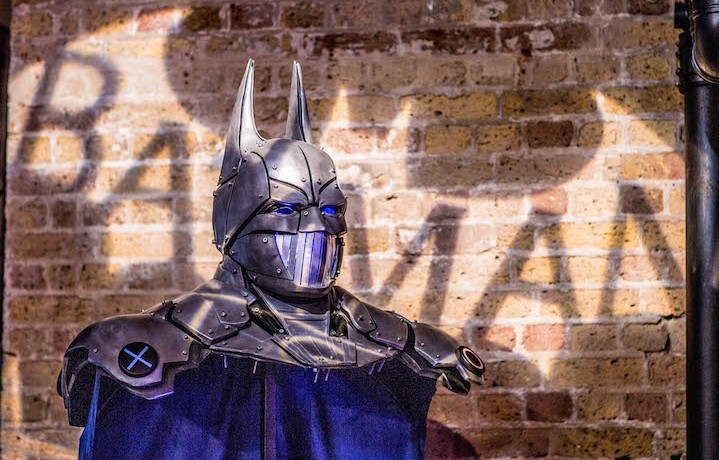 Una delle 20 cappe di Batman all'esposizione di Shoreditch dedicata a Batman: Arkham Knight