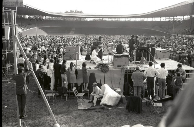 Prima del concerto di Beatles al Vigorelli di Milano, una città e i suoi fan in delirio 6 giugno 1965