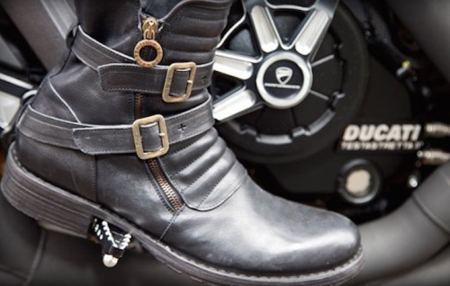 Un modello della collezione Ducati e Fiorentini+Baker