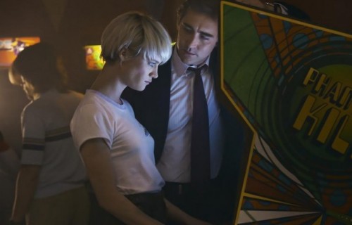 Mackenzie Davis e Lee Pace in una delle prime scene di Halt and Catch Fire