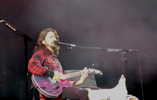 Dave Grohl durante "All my life", con la gamba ingessata