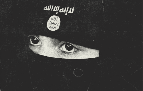 Sulla fronte del suo niqab, la ragazza a destra porta la Shahada, la professione di fede islamica. Illustrazione di Patrick Concepcion