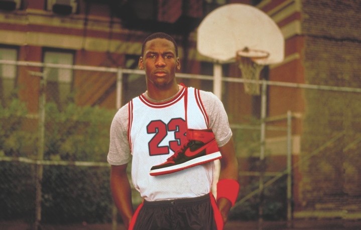 Michael Jordan con la maglia numero 23 e le Air Jordan I al collo