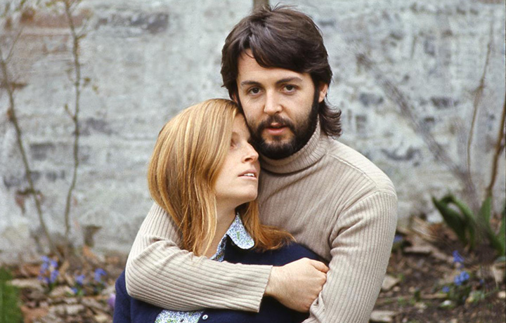 Paul McCartney e sua moglie Linda, foto via facebook