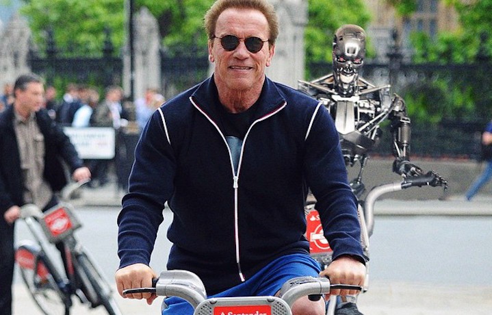 Arnold Schwarzenegger in bici con il suo migliore amico. Fonte: Facebook