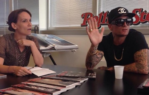 Gué Pequeno durante il Periscope nella redazione di Rolling Stone