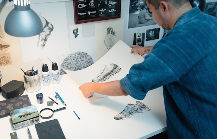 Andy Van Dinh alle prese con le sue opere