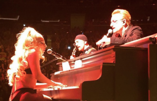 Lady Gaga e Bono mentre eseguono "Ordinary Love". Foto: Instagram