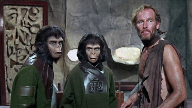 charlton-heston-insieme-a-due-evoluti-primati-ne-il-pianeta-delle-scimmie-212310