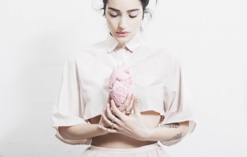 Da “una vita di merda” a un album sulla felicità. Il nuovo corso di Levante