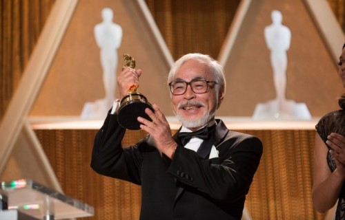 Hayao Miyazaki con l'Oscar alla carriera vinto nel 2014