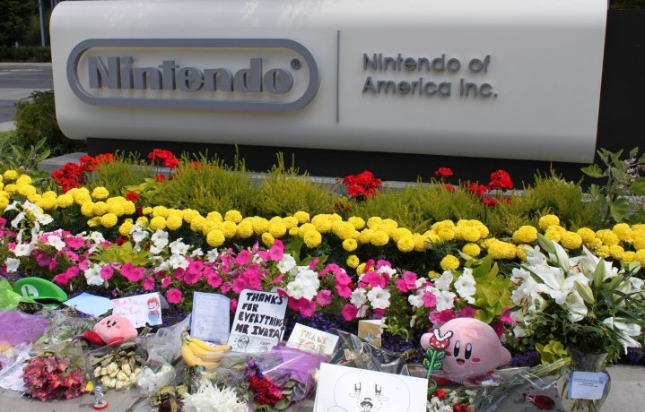 Gli omaggi dei fan a Satoru Iwata fuori dalla sede di Nintendo. Fonte: Facebook