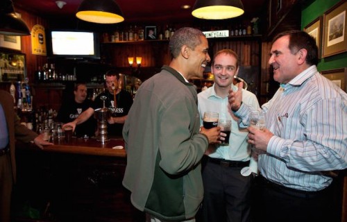 Obama con la sua Guinness al bar. È davvero uno di noi. Fonte: Facebook