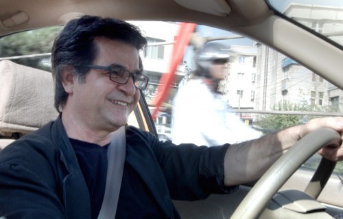 Jafar Panahi ha piazzato una telecamera sul suo taxi e ha girato un film. Nonostante il divieto del regime