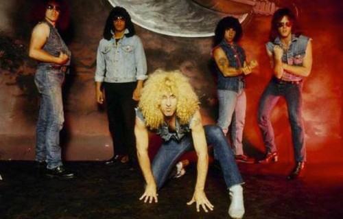 Dee Snider con i Twisted Sister nel backstage dello shooting per "Under the Blade". Fonte: Facebook