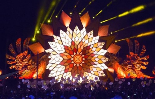 Il palco del festival di notte