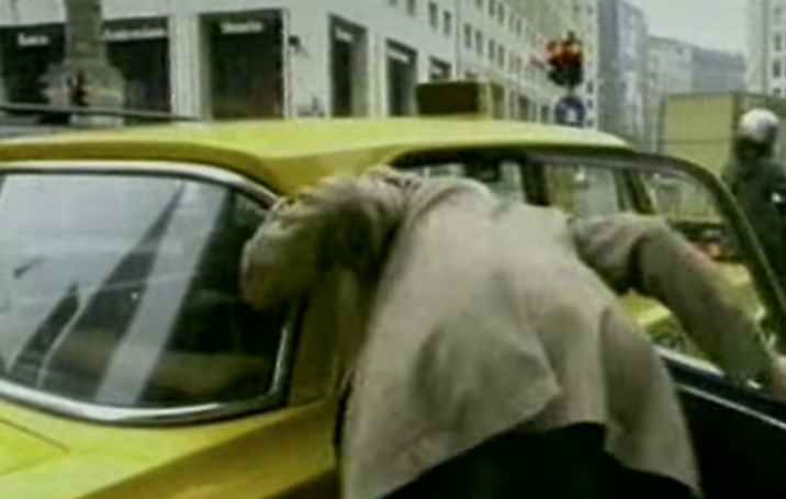 Un fotogramma di I Wanna MMM, il videoclip di The Lawyer (2000)