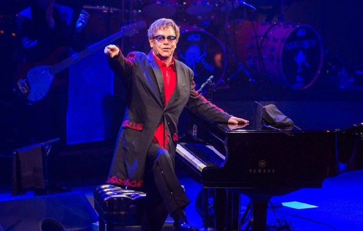 Elton John durante un live. Foto via Facebook