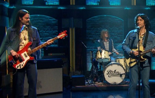 I "Blue Jean Committee" durante una performance al "Late Night with Seth Meyers"