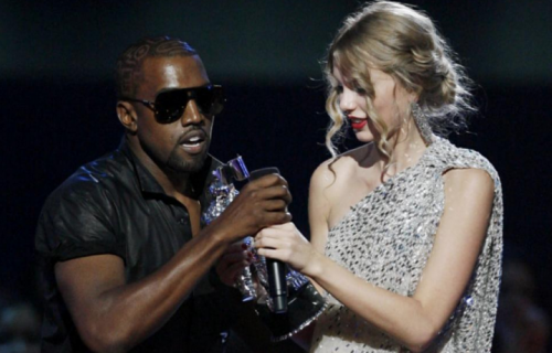 Kanye West e Taylor Swift sul palco dei VMA's del 2009. Foto Facebook