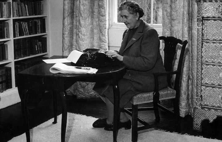 Agatha Christie al lavoro alla sua macchina da scrivere. Quest'anno è il 125° anniversario della sua nascita