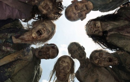 Un folto gruppo di Zombie pronto per mangiarci il cranio