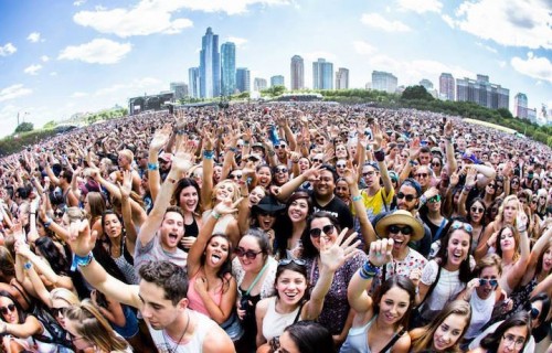 Il pubblico del "Lolla" tra i grattacieli di Chicago. Foto: Shea Flynn fonte: Facebook