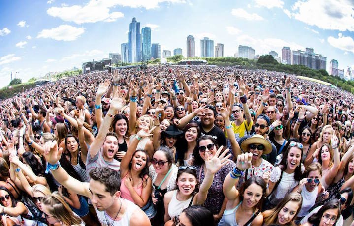 Il pubblico del "Lolla" tra i grattacieli di Chicago. Foto: Shea Flynn fonte: Facebook