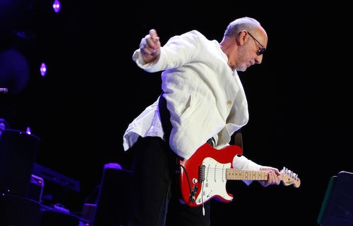 Pete Townshend, 70 anni a maggio, suona ancora la chitarra con la sua storica rotazione a mulinello. Fonte: Facebook