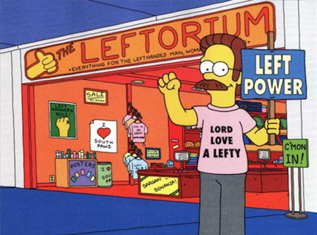 Ned Flanders posa fiero davanti al suo negozio, il "Leftorium" (tradotto come "Sinistrorium" nella versione italiana)