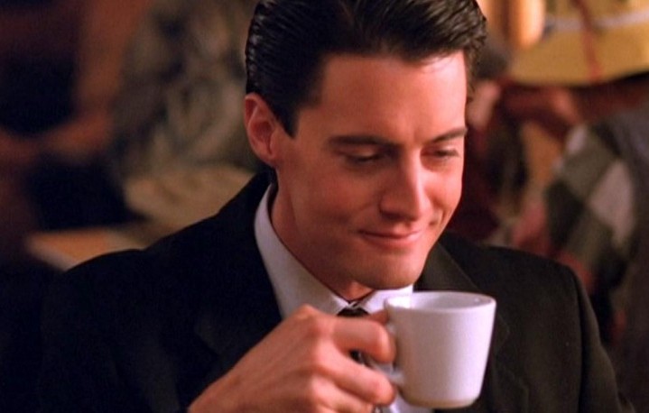 Dale Cooper mentre beve una tazza di "ottimo caffè nero"