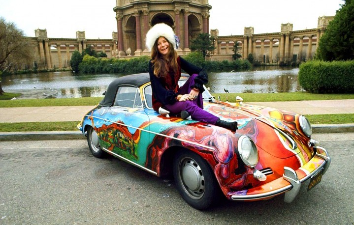 Janis Joplin e la sua Porsche. Foto via Facebook