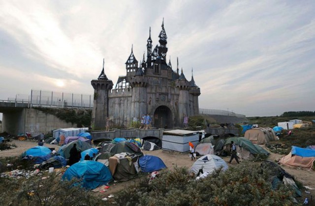 Pare che Dismaland venga trasferito a Calais, il parco a tema di Banksy ospiterà migranti