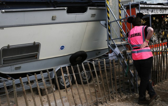 Uno steward davanti all’ingresso di Dismaland - Foto di Federico Geremei