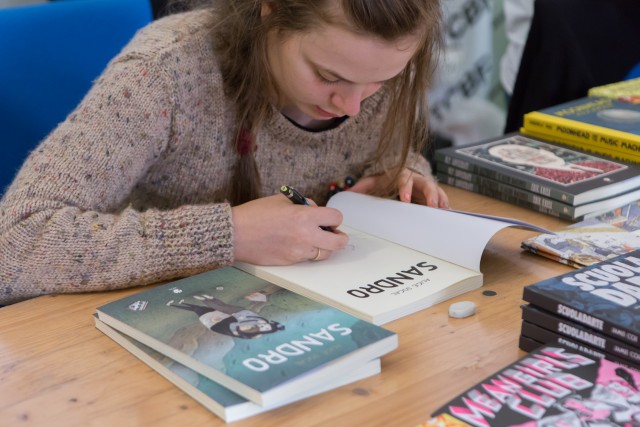 Alice Socal firma copie della sua graphic novel "Sandro", foto di Claudia Zalla