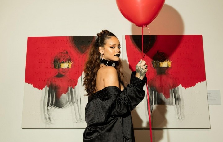 Rihanna durante la presentazione della cover del suo nuovo album "ANTI". Foto Facebook