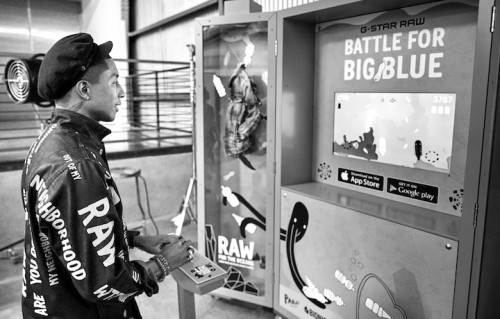Pharrell mentre gioca a "Battle For Big Blue"